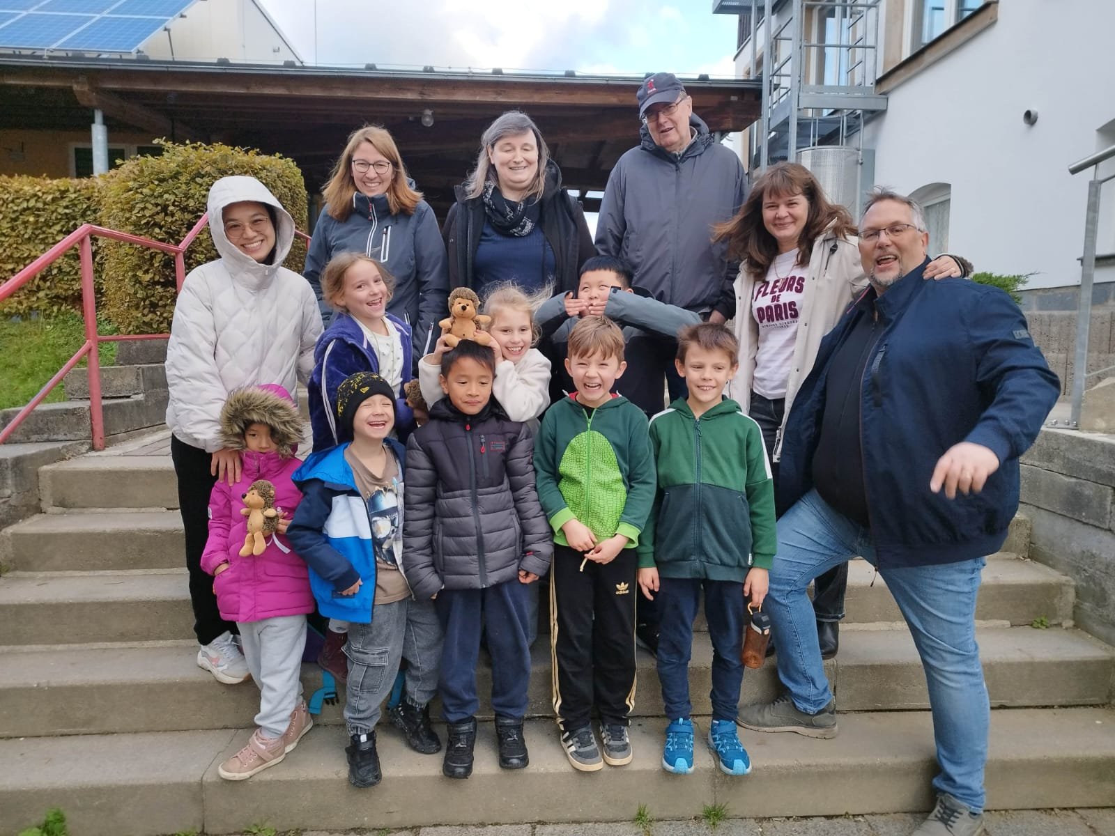 Die TSG-Kinder mit Eltern und Betreuern bei der Offenen U8-Meisterschaft in Sebnitz