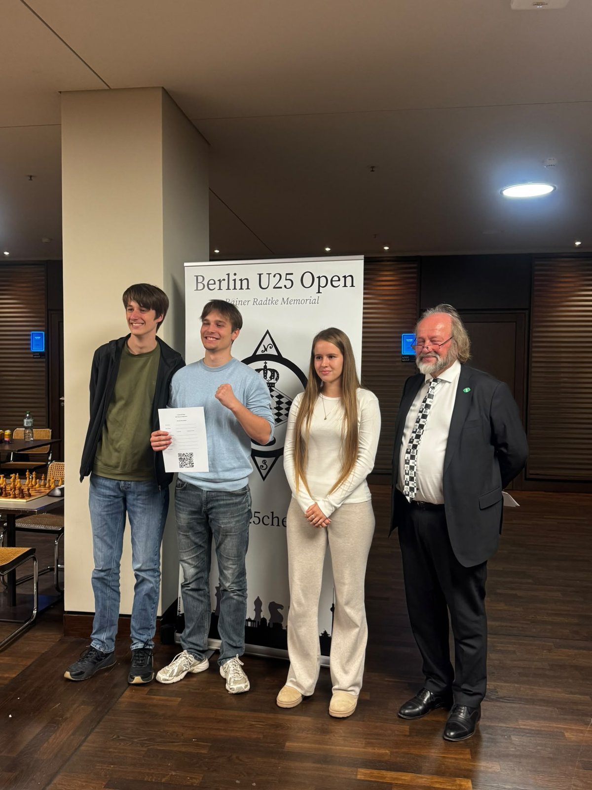 Die TSG nimmt den Vereinspreis beim Berlin U25 Open entgegen